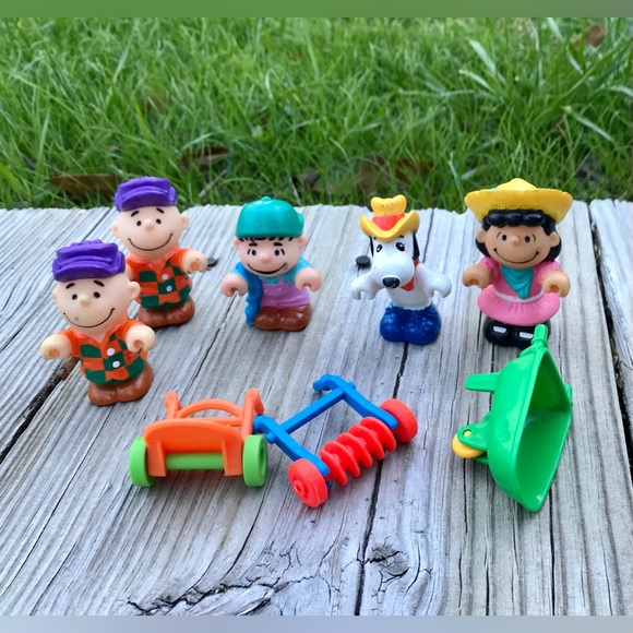 Lot PEANUTS Snoopy Vinyl Happy Meal Toys Carts Handtruck Collectible Toy Figures - Picture 1 of 5